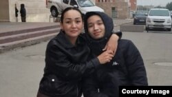 Нуржигит Абдильпатта до службы в армии с матерью Жанной Жаналиной