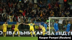 Збірна України (в жовтій формі) вийшла на Євро-2024, перемігши команду Ісландії