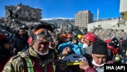 Рятувальники витягують Хатіде Акар із обваленої будівлі 13 лютого 2023 року, ілюстративне фото