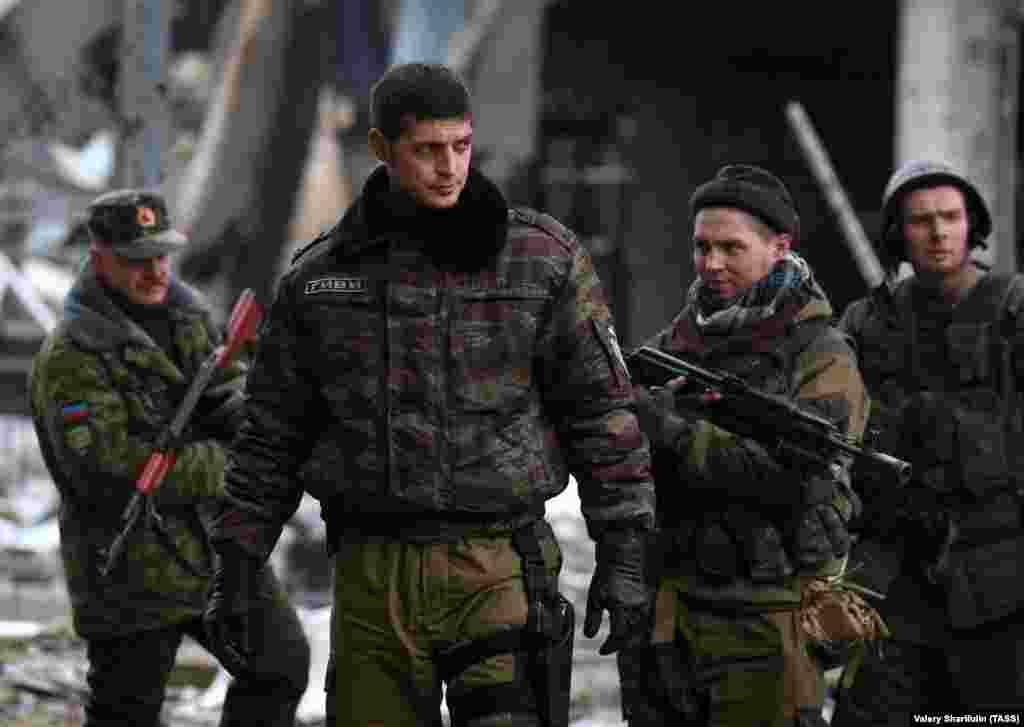 Михайло Толстих (1980–2017) Толстих був відомий під псевдо «Гіві». Народився в Донецькій області. Наприкінці 1990-х років відслужив два роки строкової служби в ЗСУ. До того, як долучитися до угруповання проросійських бойовиків, працював охоронцем у супермаркеті та водієм. У 2015 році «Гіві» очолив батальйон «Сомалі». Його так назвали через те, що нібито вдягнені у лахміття бойовики батальйону були схожі на «сомалійських піратів». Толстих брав участь у боях за ДАП, і в той період у мережі з'явилося відео зі знущанням «Гіві» над українськими військовополоненими. У лютому 2017 року «Гіві» був убитий термобаричним снарядом, запущеним у вікно його кабінету в Донецьку. В угрупованні «ДНР» звинуватили у вбивстві Толстих «українських диверсантів». Українські силові структури не підтверджували і не заперечували свою причетність