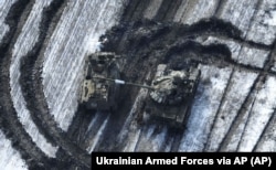 Пошкоджена Силами оборони України російська бронетехніка біля Вугледару після спроби армії РФ атакувати це місто. Донеччина, лютий 2023 року