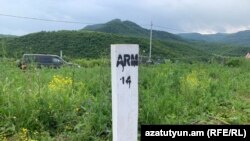 «Ազատության» տեսախցիկը արձանագրել է Կիրանցում տեղադրված սյուներից մեկը՝ հայ սահմանապահի հսկողությամբ։ Դրա վրա մի կողմից մակնշված է ARM, մյուս կողմից` AZ։