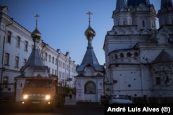 Сліди шрапнелі після обстрілу Святогірської лаври