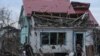 Місцеві жителі біля свого будинку, пошкодженого під час російського удару у місті Кам’янське Дніпропетровської області, Україна, 29 березня 2024 року. Фото ілюстративне