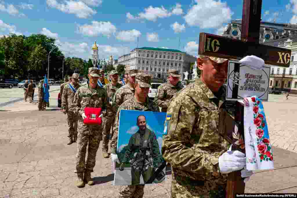 «Сьогодні ми попрощалися з нашим бойовим побратимом, з льотчиком асом, справжнім патріотом. Людиною, яка жила небом», – сказав про загиблого пілота Анатолій Кривоножко, командувач Повітряного командування «Центр»