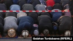 Бишкектеги Орозо айт намазы учурунда тартылган сүрөт. Сүрөт иллюстрация үчүн колдонулду, макалага тиешеси жок.