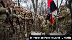 Присяга нових бійців батальйону на могилі Дмитра Коцюбайла,березень 2924 року