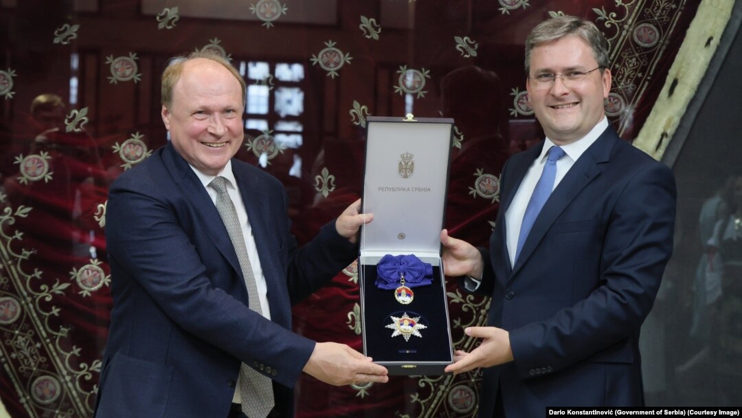 Ministar kulture Srbije Nikola Selaković uručuje Orden srpske zastave specijalnom savetniku za kulturu predsednika Rusije Vladimiru Tolstoju, 18. jun 2024. 