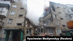 Російські війська фактично щодня обстрілюють населені пункти Сумської області з різних видів озброєння. На фото: наслідки удару Росії по Сумах, березень 2024 року