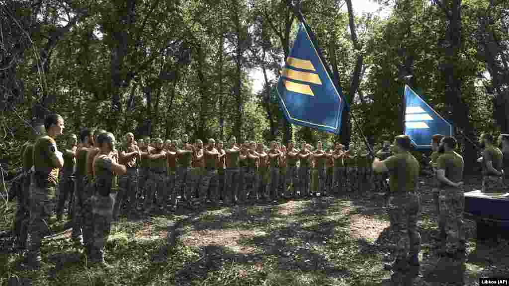 Бойцы 3-й отдельной штурмовой бригады Украины во время построения под Бахмутом, 3 сентября. Новость об успехах Киева появилась после сообщений о беспокойстве Запада по поводу медленных темпов украинского наступления. При этом некоторые аналитики заявили, что многомесячное украинское контрнаступление фактически «застопорилось» перед выстроенными Россией оборонительными рубежами