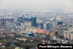 Колишня столиця Казахстану Алмата відмовилась від радянського написання «Алма-Ата» після здобуття Казахстаном незалежності в 1991 році. Але російські ЗМІ та офіційні представники і далі пишуть і говоряьь «Алма-Ата»