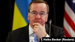 Боріс Пісторіус заявив, що він «дещо розчарований чи роздратований поведінкою угорських друзів» через блокування допомоги