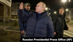 Російські державні ЗМІ стверджують, що це президент Росії Володимир Путін в окупованому українському Маріуполі у ніч на 19 березня 2023 року (скріншот з відео)