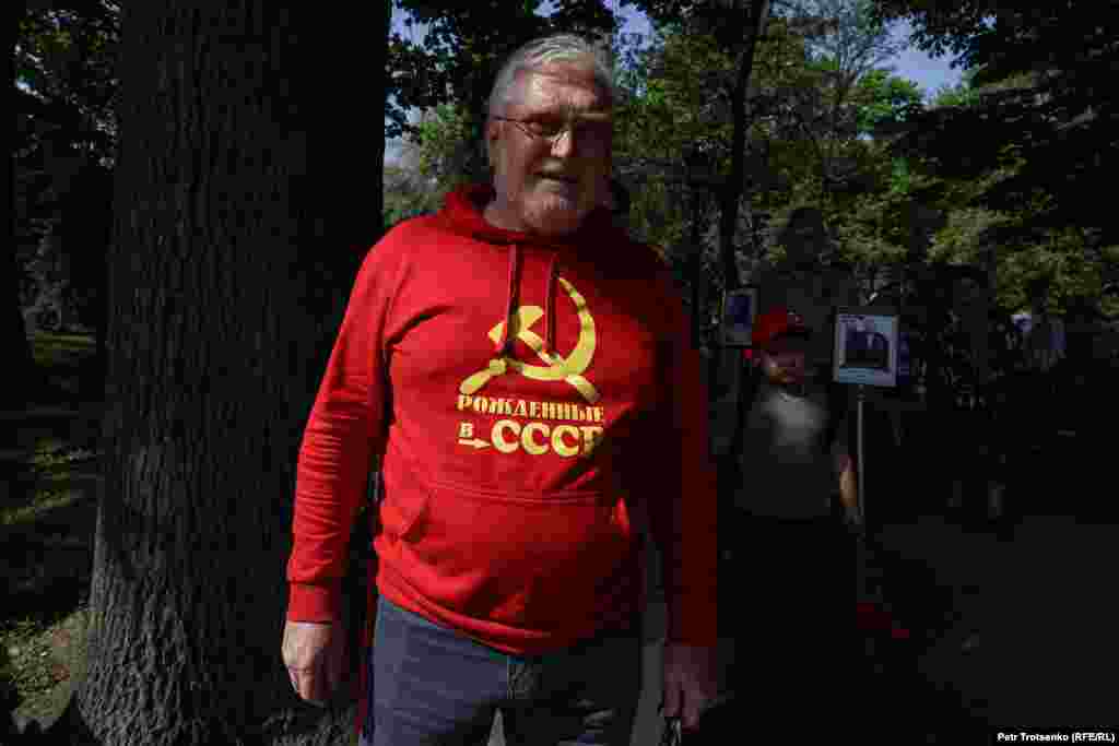Мужчина в худи с надписью «Рождённые в СССР»