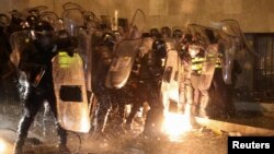 Демонстранты бросают в правоохранителей «коктейли Молотова». 7 марта