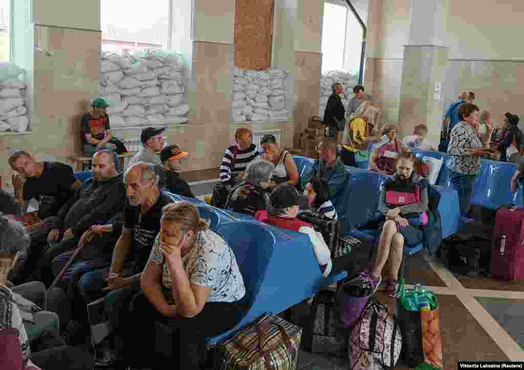 Жители чекаат воз за евакуација на железничката станица во Херсон. Русија соопшти дека Украина извршила „намерна саботажа“ на браната кај Нова Каховка. Не беше можно самостојно да се потврди што се случило.