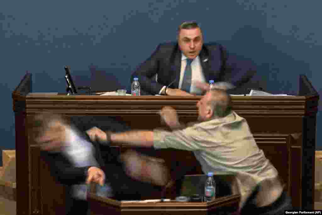 Опозиціонер вдарив&nbsp;депутата правлячої партії, коли той намагався представити суперечливий законопроєкт. Це призвело до сутичок у парламенті 15 квітня