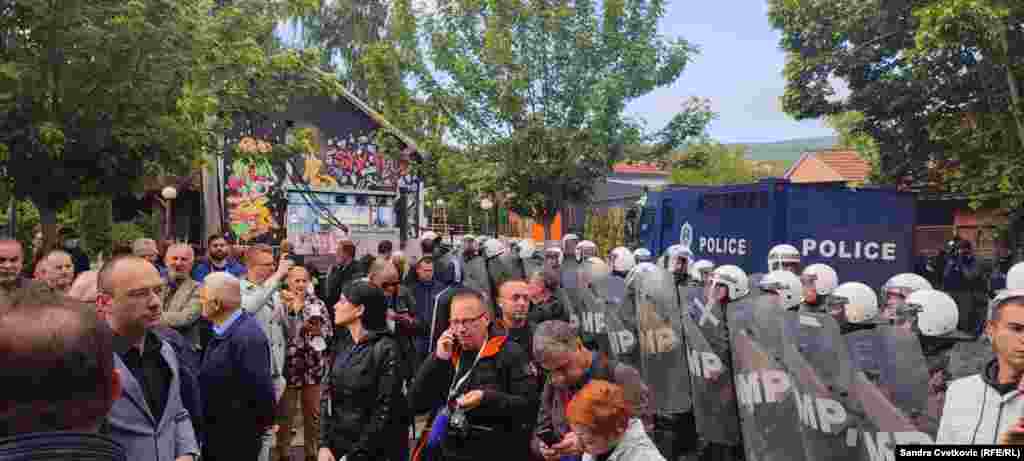 Група Срби пред зградата на општината во Звечан