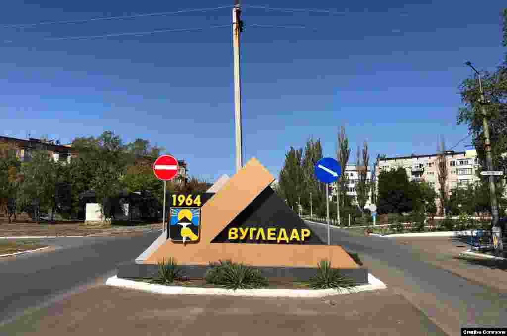Указатель на въезде в Угледар, другой город в Донецкой области. До вторжения в городке, где добывали уголь, жило около 14 тысяч человек&nbsp;