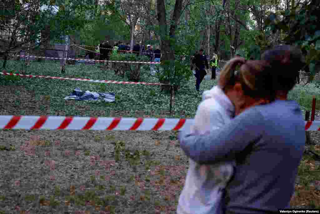 За повідомленнями очевидців, люди загинули на вулиці біля поліклініки в Деснянському районі Києва, бо не змогли потрапити до укриття