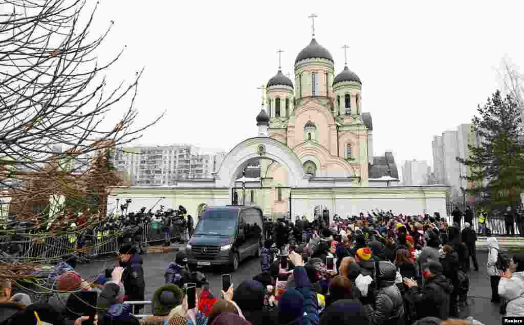 Проститься с Алексеем Навальным пришли тысячи людей, они стоят в очередях на улицах и во дворах на подходах к храму. Собравшиеся скандируют "Навальный", "Не простим", "Ты не боялся и мы не боимся"