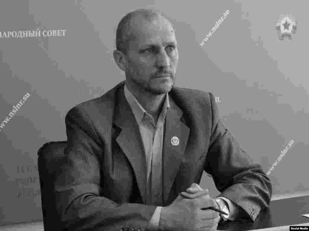 Олег Попов (1972–2023) Народився в Луганській області. Був так званим «депутатом» проросійського окупаційного псевдопарламенту на захопленій частині Луганщини. До того – керував бізнесом з виробництва трикотажних виробів. У вересні 2022 року з'явилися фейкові повідомлення про його «вбивство». Пізніше російські та підконтрольні місцевій окупаційній владі ЗМІ повідомили, що це була «оперативна гра», нібито націлена на розкриття замахів. У грудні Олег Попов загинув у центрі Луганська внаслідок підриву бомби, захованої в його машині. Російські ЗМІ звинуватили у його смерті «українську групу вбивць». Українська влада офіційно не коментувала свою причетність до загибелі Попова, проте державне агентство «Укрінформ» з посиланням на анонімне джерело в українських силових структурах повідомило, що Попова ліквідувала СБУ