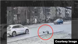 Балыкчыда окуучу кызды автоунаа коюп кеткен учур видеокамераларга түшүп калган.