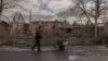 До пакету увійде базова екстрена допомога, така як харчі, ліки, вода та притулок для українців у найбільш постраждалих районах. На фото: житель Лимана везе вугілля для опалення свого будинку, січень 2024 року