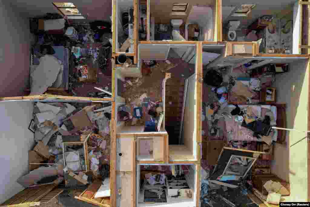 Tornadodan soň üçegi ýumrulan jaýyň howadan görnüşi. Güýçli tupan Little Rokda günorta we orta günbatar bölekleriniň üstünden geçdi. Arkansas, ABŞ, 2-nji aprel, 2023. (REUTERS/Cheney Orr)
