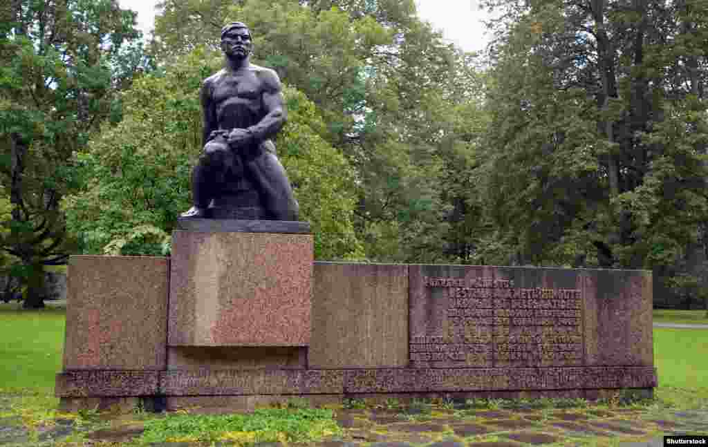 Меморіал у Таллінні членам профспілки, які «загинули від рук естонської буржуазії» у вересні 1919 року. 12 серпня Естонія депортувала двох російських журналістів, які нібито повідомляли про заплановане знесення радянських пам'яток. Естонська прикордонна поліція заявила, що вони «приїхали до Естонії для ведення пропагандистської роботи порушуючи візовий режим»