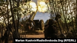 Українські артилеристи ведуть вогонь у бік російської піхоти із гармати Д-30 калібру 122 міліметри