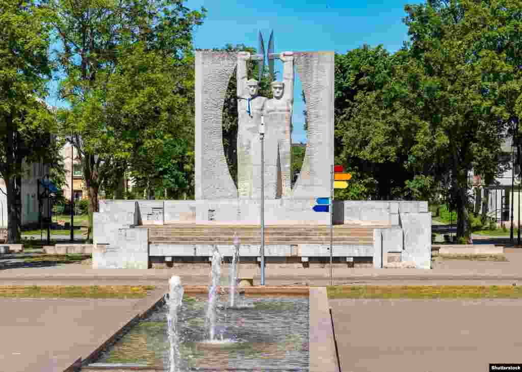 Пам'ятник «Слава праці» у центрі Кохтла-Ярве на північному сході Естонії. Каллас назвала російське вторгнення в Україну «відкритими ранами нашого суспільства, нагадуванням про які служать ці комуністичні пам'ятники». Для багатьох естонців ці пам'ятники є символами півстолітнього гніту Москви, коли країна була окупована СРСР. За даними уряду Естонії, понад 75 000 естонців було вбито, ув'язнено або депортовано радянською владою у період з 1940 по 1991 рік