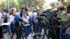 Награди за послушните медиуми, казни за другите 