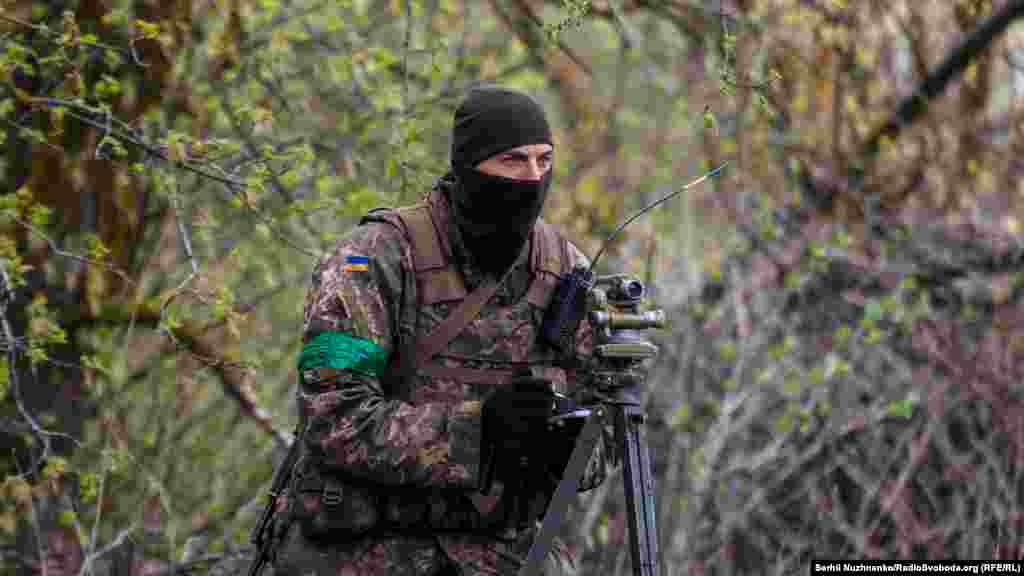 Український військовий працює з теодолітом перед нанесенням вогневого ураження по скупченню російських військ. Харьківська область, 20 квітня 2022 року 
