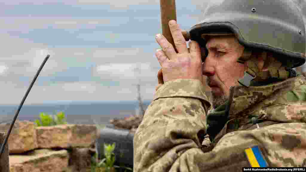 «23 квітня військовослужбовці угруповання об’єднаних сил успішно відбили 12 атак ворога… Зокрема українські захисники знищили 4 танки, 5 артилерійських систем, 15 одиниць броньованої техніки, одну бойову броньовану машину та 4 одиниці автомобільної техніки. Підрозділи протиповітряної оборони в небі українського Донбасу збили один літак (Су-25), одну крилату ракету та 3 безпілотні літальні апарати типу «Орлан-10», – йдеться у повідомленні