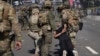 Поліція затримує чоловіка під час протесту в Парамаунті, Каліфорнія, США, 7 червня 2025 року