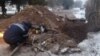 Жарылган жылуулук куурун оңдоп жаткан жумушчу. Орловка шаары. Декабрь, 2022-жыл.