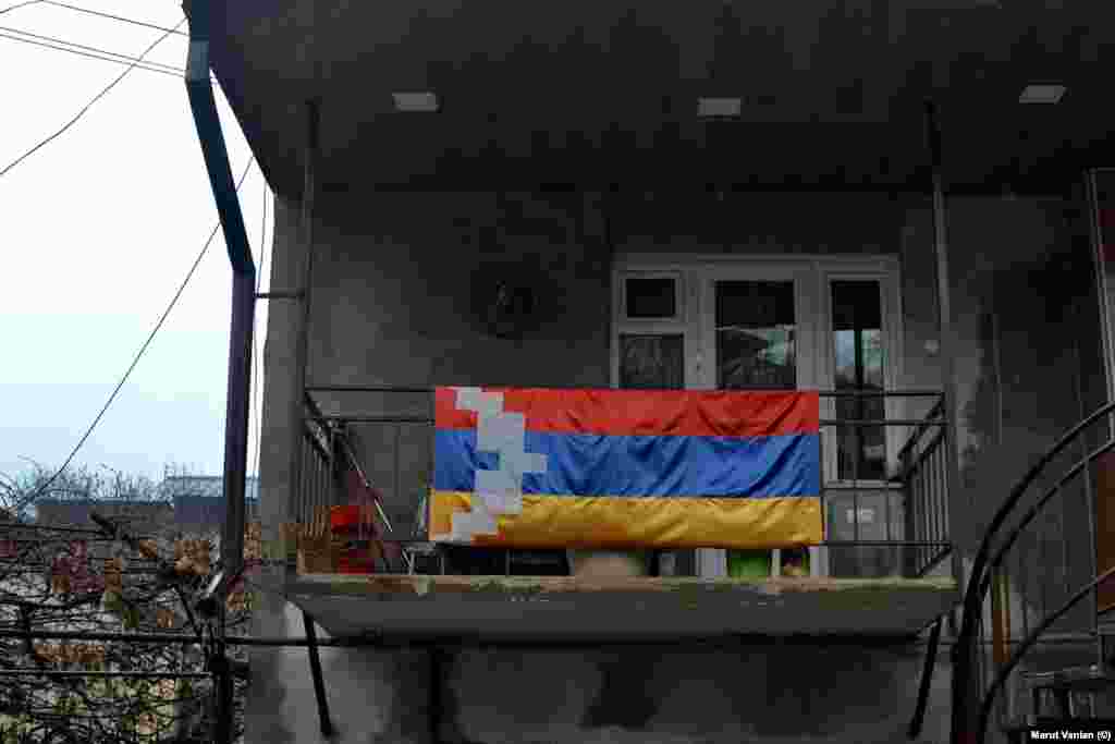 Ստեփանակերտի տներից մեկի վրա երևում է Լեռնային Ղարաբաղի դրոշը: 