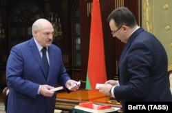 Олександр Лукашенко і міністр охорони здоров'я Білорусі Дмитро Піневич під час зустрічі на якій презентується пробна партія вакцини від COVID-19 «Sputnik V»