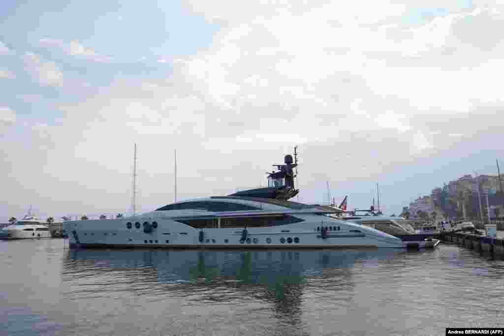 65-метровая яхта-модель «Lady M», принадлежащая, как говорят, российскому олигарху Алексею Мордашову, была задержана итальянской полицией в начале марта. Согласно индексу миллиардеров «Bloomberg», Мордашов считается одним из самых богатых граждан России, его состояние оценивается в 21,2 миллиарда долларов. Ему принадлежит треть крупнейшего в Европе туроператора TUI. У него есть финансовый интерес в банке «Россия», который, по словам европейских властей, является «личным банком» высокопоставленных российских чиновников. Мордашов заявил российскому государственному информационному агентству ТАСС: «Я не имею абсолютно никакого отношения к возникновению нынешней геополитической напряженности и не понимаю, почему ЕС ввел против меня санкции».