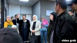 "Ихсан" кооперативине нааразы болуп чогулгандар. Апрель, 2022-жыл. Жетекчиси Адинай Бекмурзаева (ак кийимчен, ортодо).