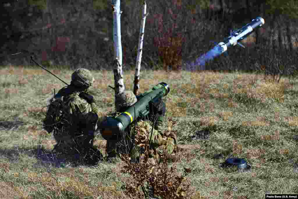 Танкіге қарсы 500 дана Javelin және "танкіге қарсы мыңдаған қару" Америкалық танкіге қарсы Javelin қаруы қазір Украинада ресейлік бронтехникаларға қарсы қолданылып жаттты. Javelin қаруы 2,5 км жердегі танкілерді ата алады. Пентагонның бюджет есебі бойынша, 2021 жылы бұл қарудың біреуінің құны 178 мың доллар болған. Javelin қаруы жайлы толығырақ мына сілтемеден оқып таныса аласыз. 