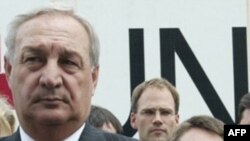 The opposition has accused President Sergei Bagapsh of of turning a blind eye to top-level corruption.