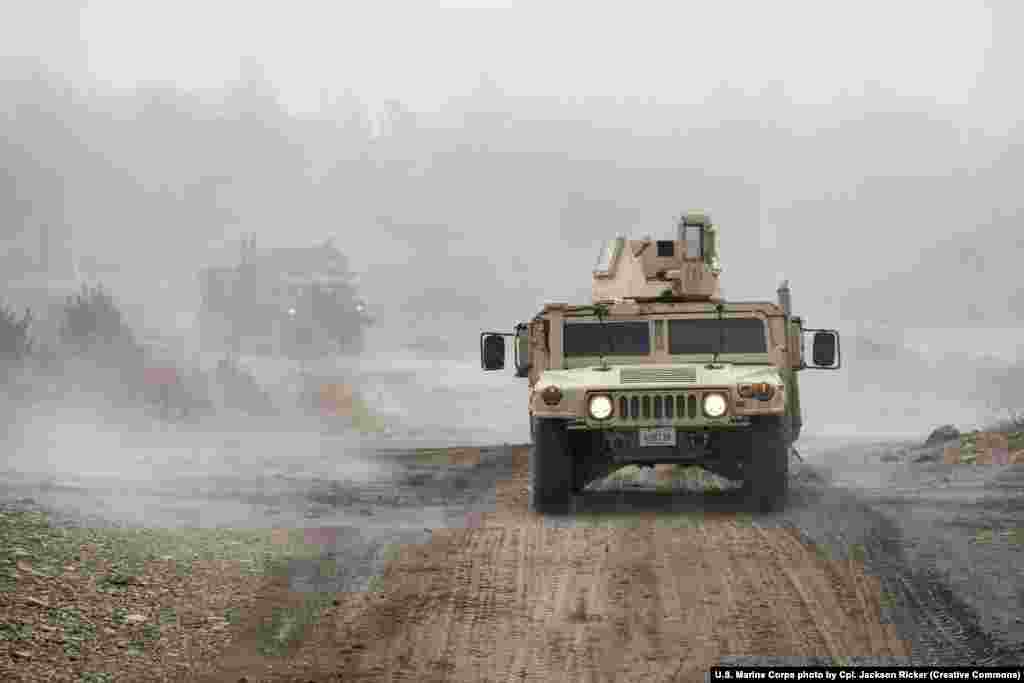 100 бронмашина АҚШ қарулы күштерінің негізгі көлігі. Humvee көлігінде ірі калибрлі пулеметтер мен танкіге қарсы ракеталар орнатылған.