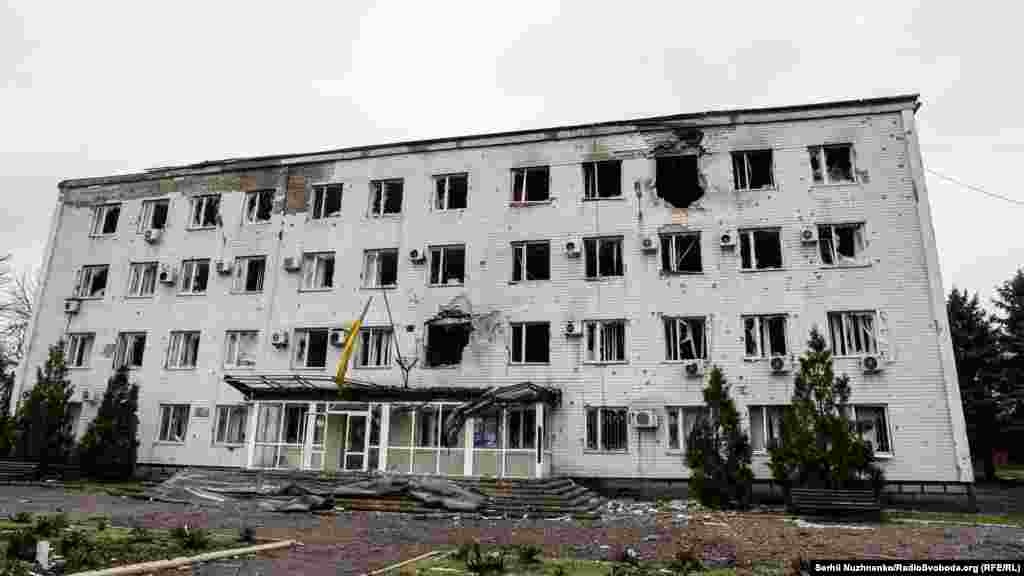 Пошкоджена обстрілами російських військових адміністративна будівля в Мар'їнці, 14 квітня 2022 року