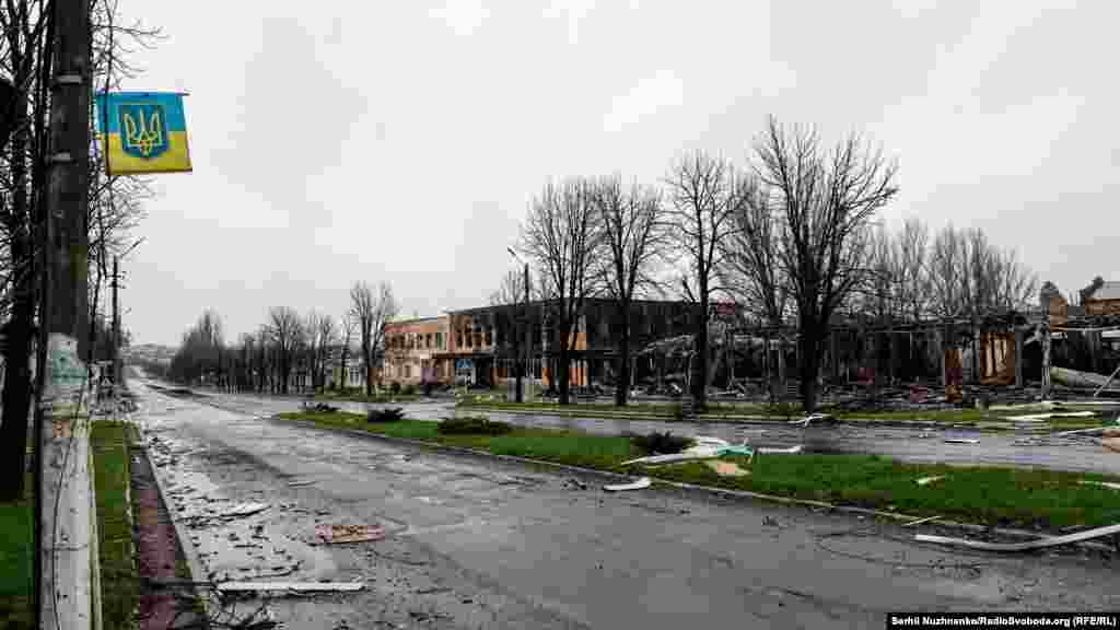 Проспект Дружби, центральна вулиця Мар‘їнки пошкодженна в результаті обстрілів російських військових, 14 квітня 2022 року