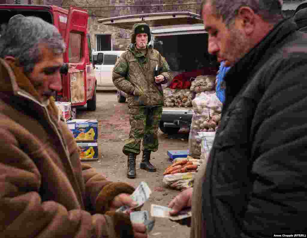 Російський солдат із бази в Гюмрі в черзі до прилавка на центральному ринку. У 120-тисячному місті розквартировані 3000 російских солдатів