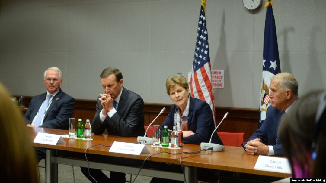 Senatori na konferenciji za novinare (s leva na desno Christopher Hill, Chris Murphy, Jeanne Shaheen i Thom Till)