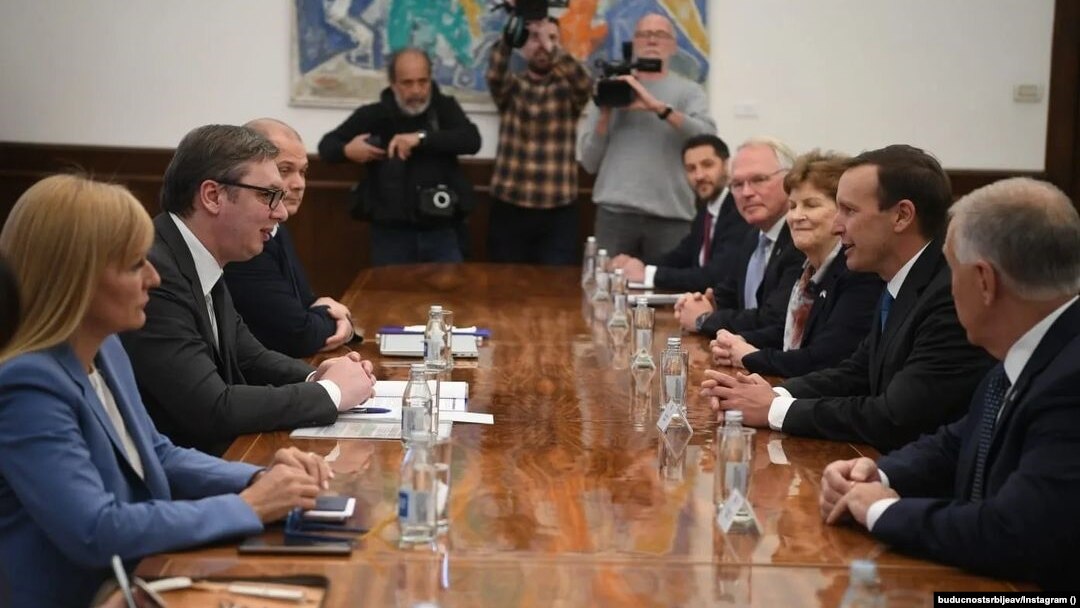 Predsednik Srbije Aleksandar Vučić sa američkim senatorima Krisom Marfijem, Džin Šejhin iTomom Tilisom, 19. april, Beograd