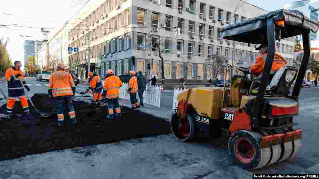 «Рух на бульварі Тараса Шевченка і вулиці Володимирській повністю відновили. Дорожники поклали нове покриття у місці потрапляння російської ракети. Крім того, працівники «Київводоканалу» замінили частину пошкодженого трубопроводу. Адже ракета зруйнувала деякі інженерні мережі під полотном на перехресті», – повідомив Віталій Кличко